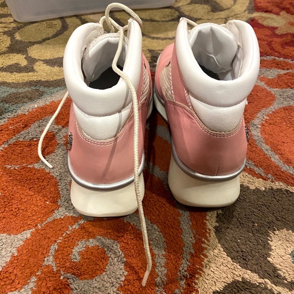 Pink Timberland’s - Picture 2 of 4